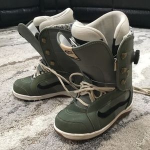 8.5 Vans Ferra Pro Women’s Snowboard Boots, Used w/o Box, Lichen Green/Macadamia